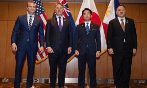 美澳日菲合纵连横军演，中国海军6艘战舰包围，815舰插入南海演习！