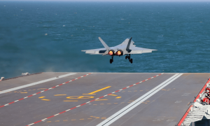 相较福建舰入列，法媒报道：最恐怖的是，中国一次服役一个航母编队