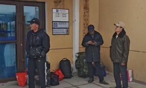 吉林一火车站白天关闭4个多小时,有旅客在冷风中等候,车站:车次少中午闭站管理,如提前到达可联系工作人员