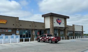 合买团买错票意外中64亿巨奖 奖金帮助身边人