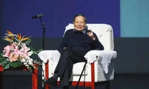 送别杨振宁!杨振汉现身八宝山回忆兄长,透露其晚年一大遗憾